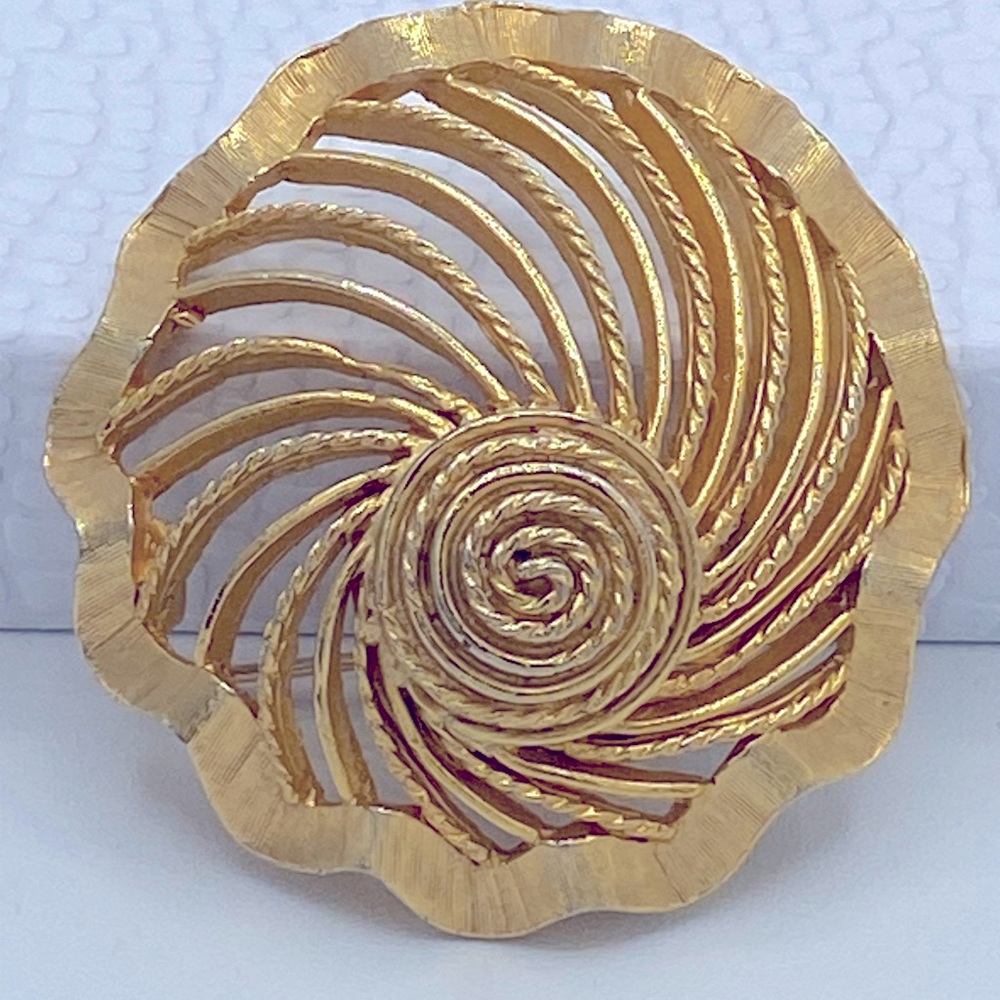 Large Vintage Signed ART Arthur Pepper Gold Toned Textured Sea Shell Brooch
